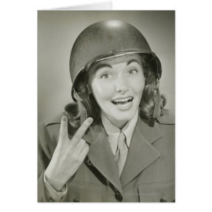 Mujer con casco de ejército