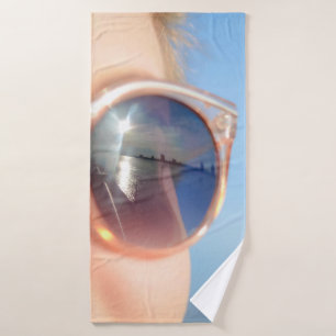 Mujer con gafas de sol enmarcadas marrones