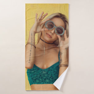 Mujer con morena azul sosteniendo gafas de sol pon