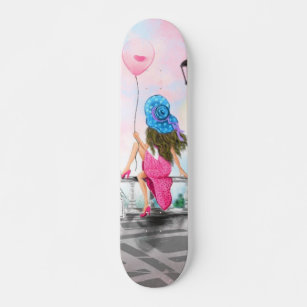 Mujer con regalo de skateboard en globo rosa