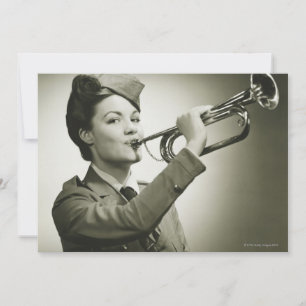 Mujer con uniforme de soldado