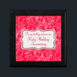 Mujer Damask Ruby boda caja de regalo rojo negro<br><div class="desc">Caja de regalo de damasco de moda de bonito estilo keepsake. Perfecto para mostrar un regalo especial extra para su esposa en un 40 aniversario de boda con ocasión especial de Ruby boda. La caja de regalo dice: "A mi querida esposa o a nuestro aniversario Boda de rubí", o puede...</div>