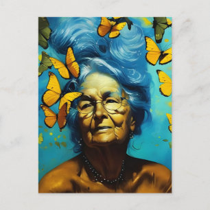 Mujer De Edad Con Postales De Mariposas