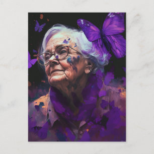 Mujer De Edad Con Postales De Mariposas