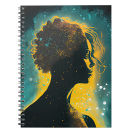 Mujer de la Estrella Oro y Pequeño Cuaderno Verde 