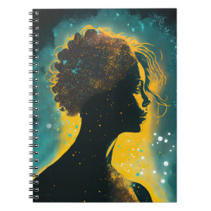 Mujer de la Estrella Oro y Pequeño Cuaderno Verde