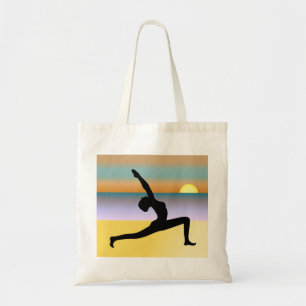 Mujer de la yoga de la playa que presenta la bolsa