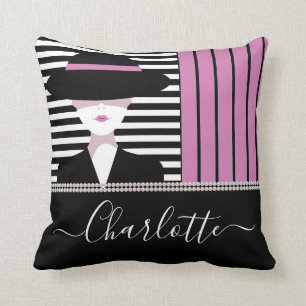 Mujer de moda con almohada de lanzamiento de gorra