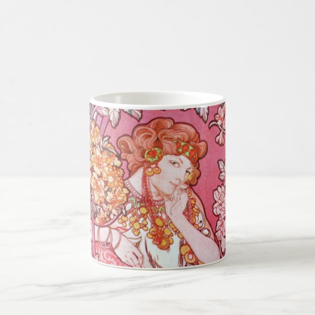 Mujer de Mucha entre la taza de Nouveau del arte (Centro)