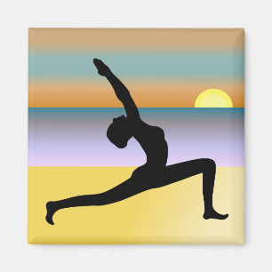 Mujer de yoga en la playa posando imanes cuadrados