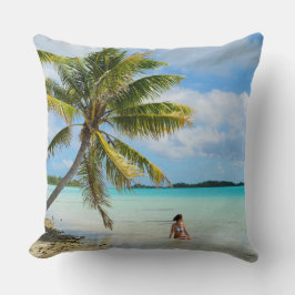 Mujer debajo de una almohada de tiro de la palmera