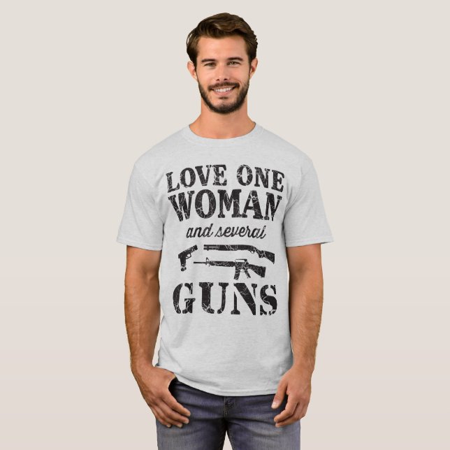 Mujer del amor uno y camiseta de varios armas (Anverso completo)