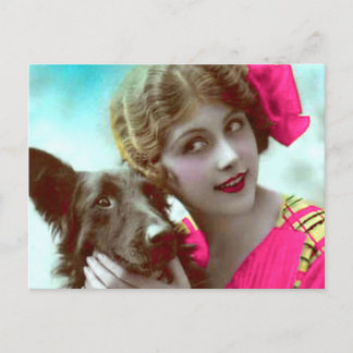 Mujer del Victorian con la postal del perro