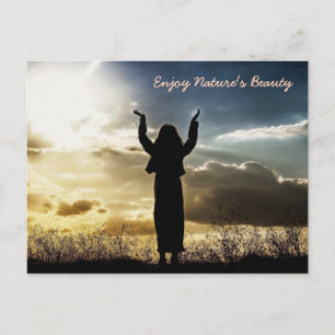 Mujer disfrutando de la postal de la puesta de sol