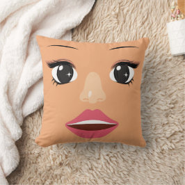 Mujer divertida cara lanzar almohada
