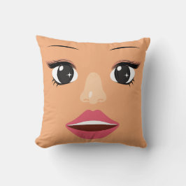 Mujer divertida cara lanzar almohada