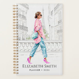 Mujer elegante de moda caminando planificador