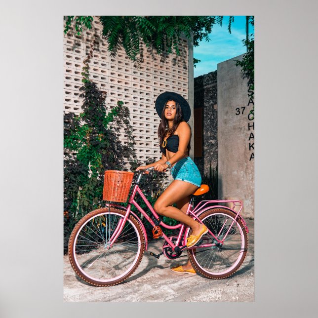 Mujer elegante en bicicleta rosa, arte de aventura (Frente)