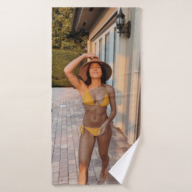 Mujer en bikini amarillo de pie sobre fondo de lad (Toalla de baño)