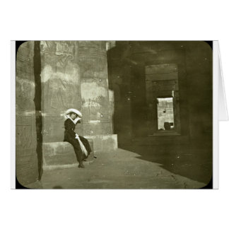 Mujer en el templo Kom Ombo, Egipto, a principios