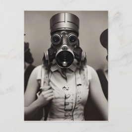 Mujer en una postal de una máscara de gas