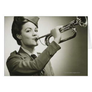 Mujer en uniforme del soldado
