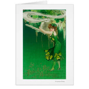 Mujer en verde sosteniendo una escena de cuerda