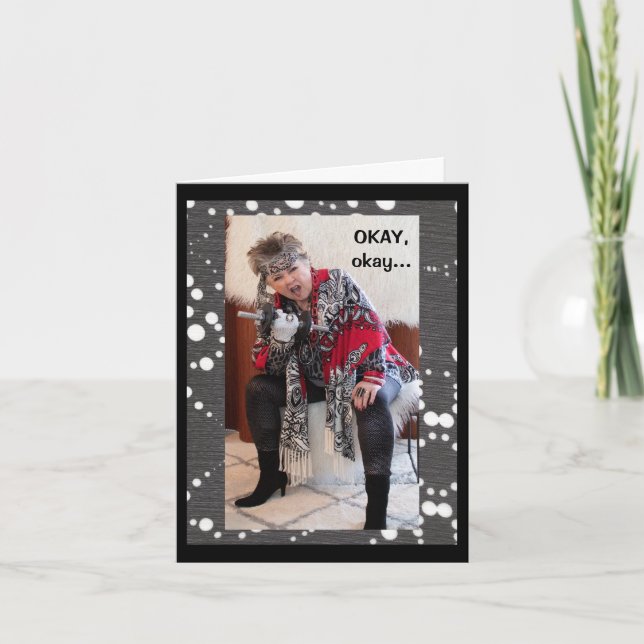 Mujer humorística que demuestra que es una tarjeta (Anverso)