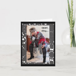 Mujer humorística que demuestra que es una tarjeta