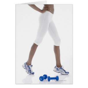 Mujer joven con campanas de púas estirándose (bajo