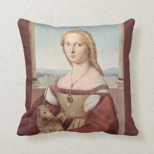 Mujer joven con la almohada del unicornio
