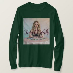 Mujer leyendo camiseta de tarjetas Tarot