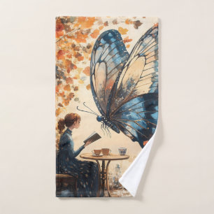 Mujer leyendo con arte abstracto de mariposa gigan
