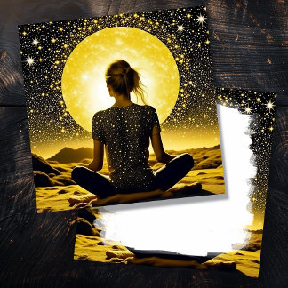 Mujer meditando frente a la luna llena