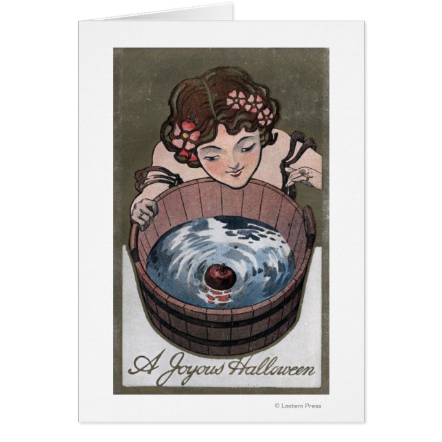 Mujer mirando en barril de madera (Frente)