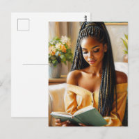 Mujer negra con tarjeta postal de lectura de pelo