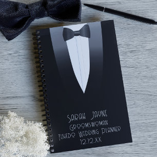 Mujer negra en el esmoquín, planificador de bodas