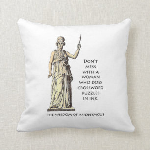 "Mujer que hace crucigramas en almohada de la