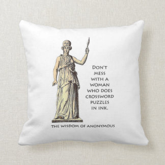 "Mujer que hace crucigramas en almohada de la