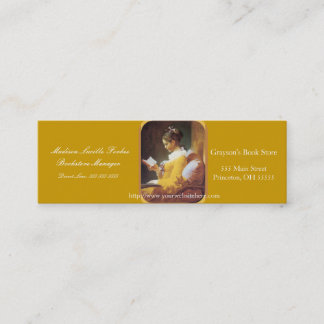 Mujer que lee la tarjeta de visita regular