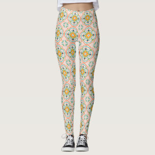 Mujer que lleva leggings con un patrón de baldosas