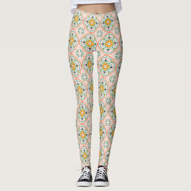 Mujer que lleva leggings con un patrón de baldosas (Anverso)