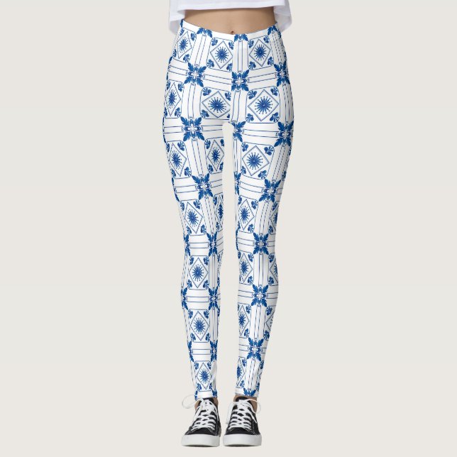 Mujer que lleva leggings estampados con azul  (Anverso)