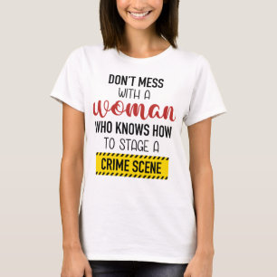 Mujer Que Sabe Organizar Camisetas En La Escena De