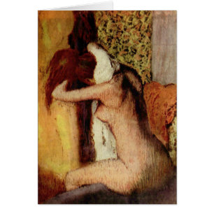 Mujer que se seca el cuello