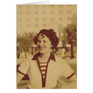 Mujer que se sienta afuera