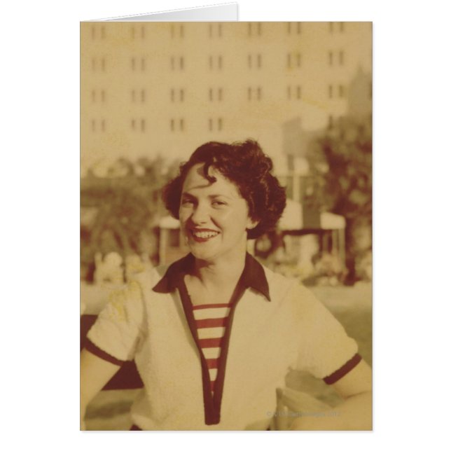 Mujer que se sienta afuera (Frente)