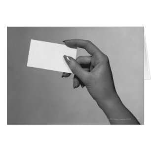 Mujer que sostiene la tarjeta