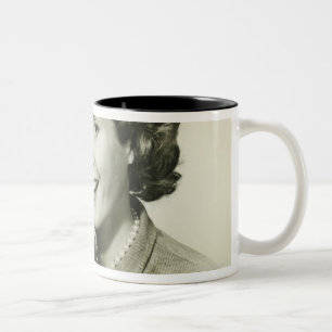 Mujer que sostiene las tazas