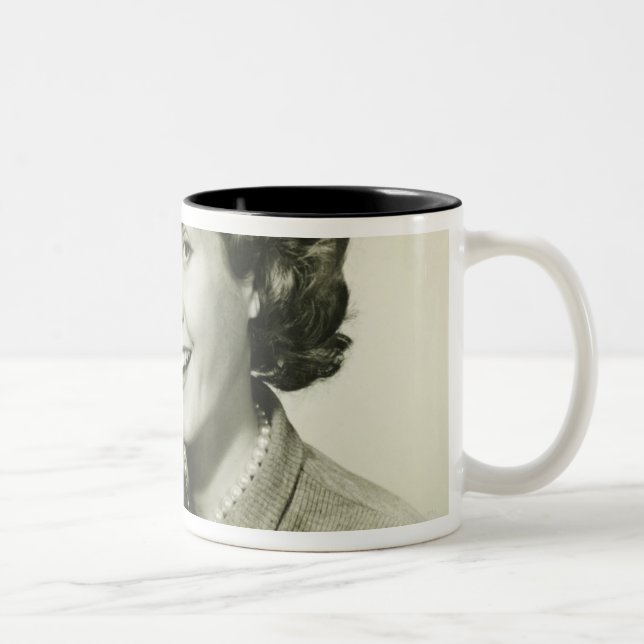 Mujer que sostiene las tazas (Derecha)